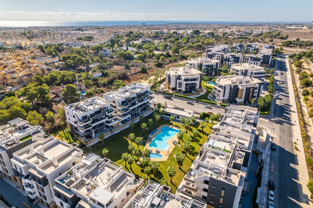 Modernes Penthouse mit riesigem Solarium in Orihuela Costa zu verkaufen Entdecken Sie dieses atemberaubende, nahezu neue Penthouse im Herzen von Ori
