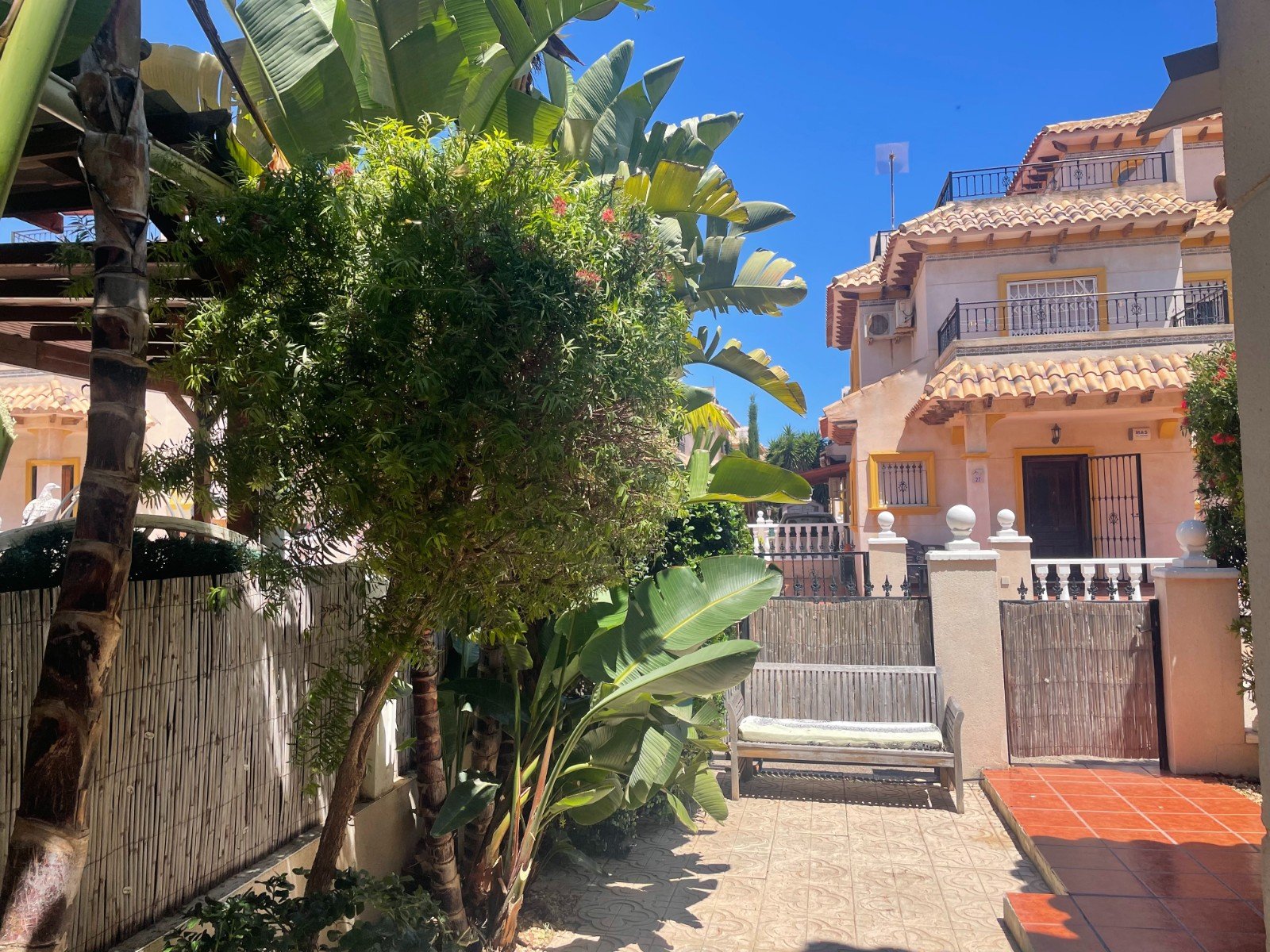In einer der begehrtesten Gegenden von Orihuela Costa befindet sich diese authentische spanische Doppelhaushälfte in ruhiger Lage in La Regia, nur we