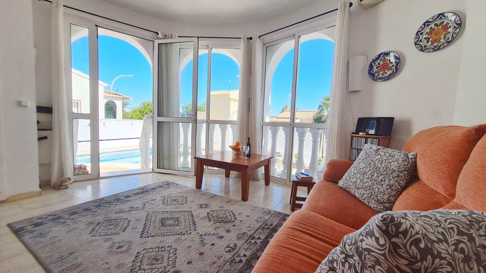   Nestled within the highly desirable residential area of La Florida, Orihuela Costa, this beautifully maintained detached villa offers the perfect co