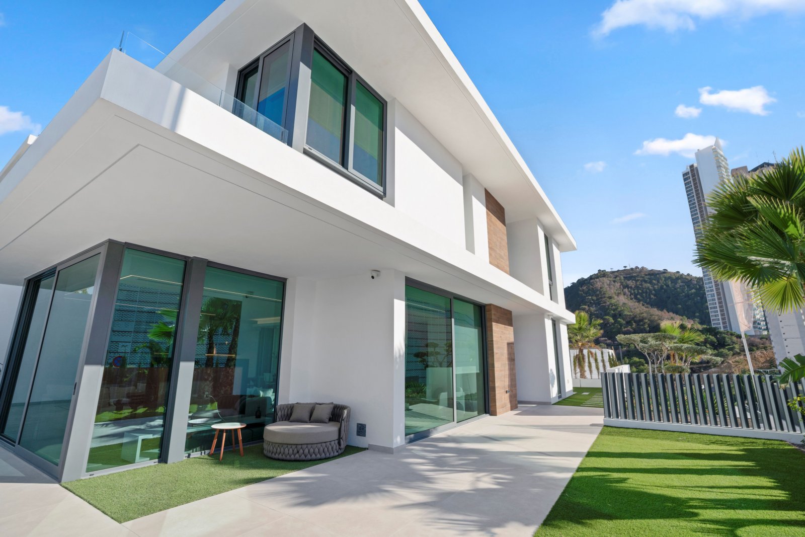 In der lebhaften Stadt Benidorm gelegen, bietet diese exklusive Villa ein unvergleichliches Wohnerlebnis. Mit einer privilegierten Lage nur 1 km vom