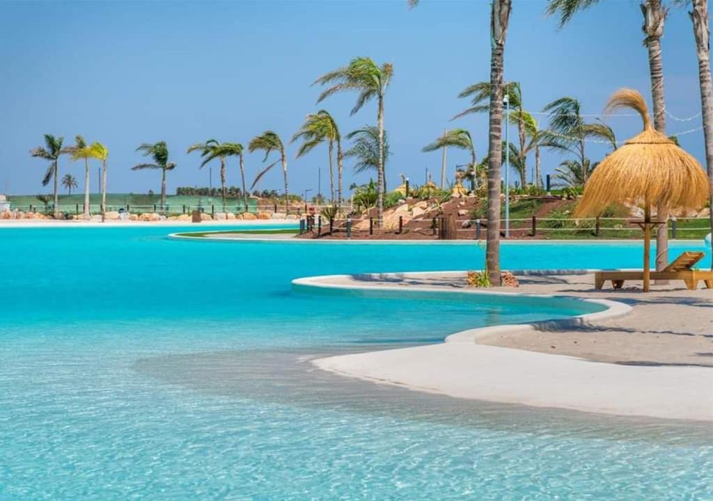 Entdecken Sie die außergewöhnliche, freistehende Luxusvilla „Capri“ im begehrten Santa Rosalía Lake & Life Resort in Murcia. Eingebettet in eine