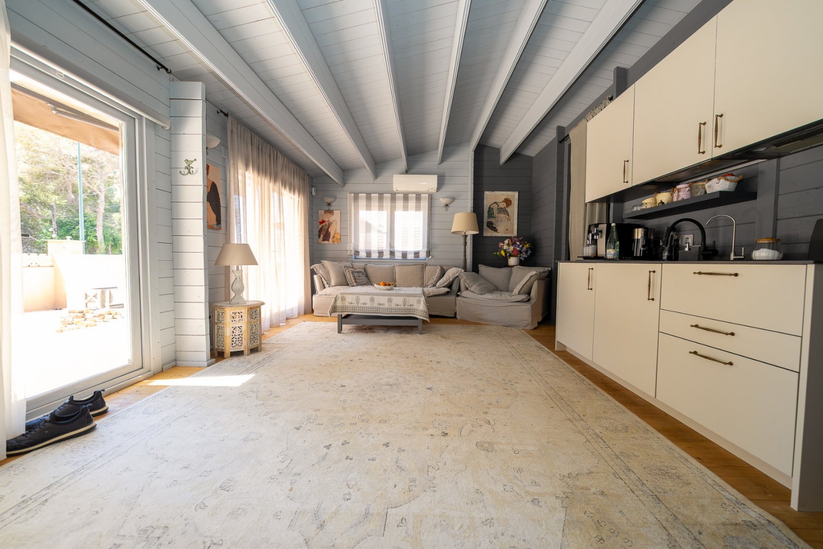Beeindruckende freistehende Villa mit großem Grundstück und privatem Gästehaus in der begehrten Gegend von Pinar de Campoverde. Die Hauptimmobilie bi