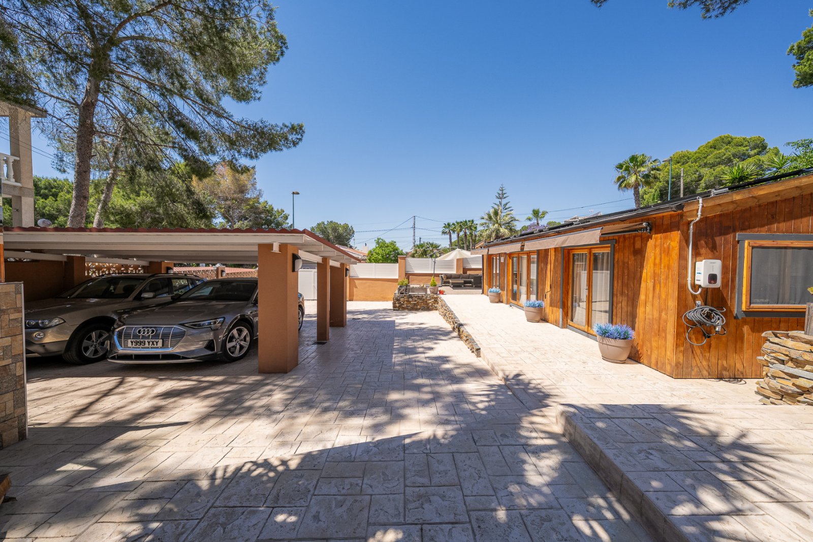 Beeindruckende freistehende Villa mit großem Grundstück und privatem Gästehaus in der begehrten Gegend von Pinar de Campoverde. Die Hauptimmobilie bi