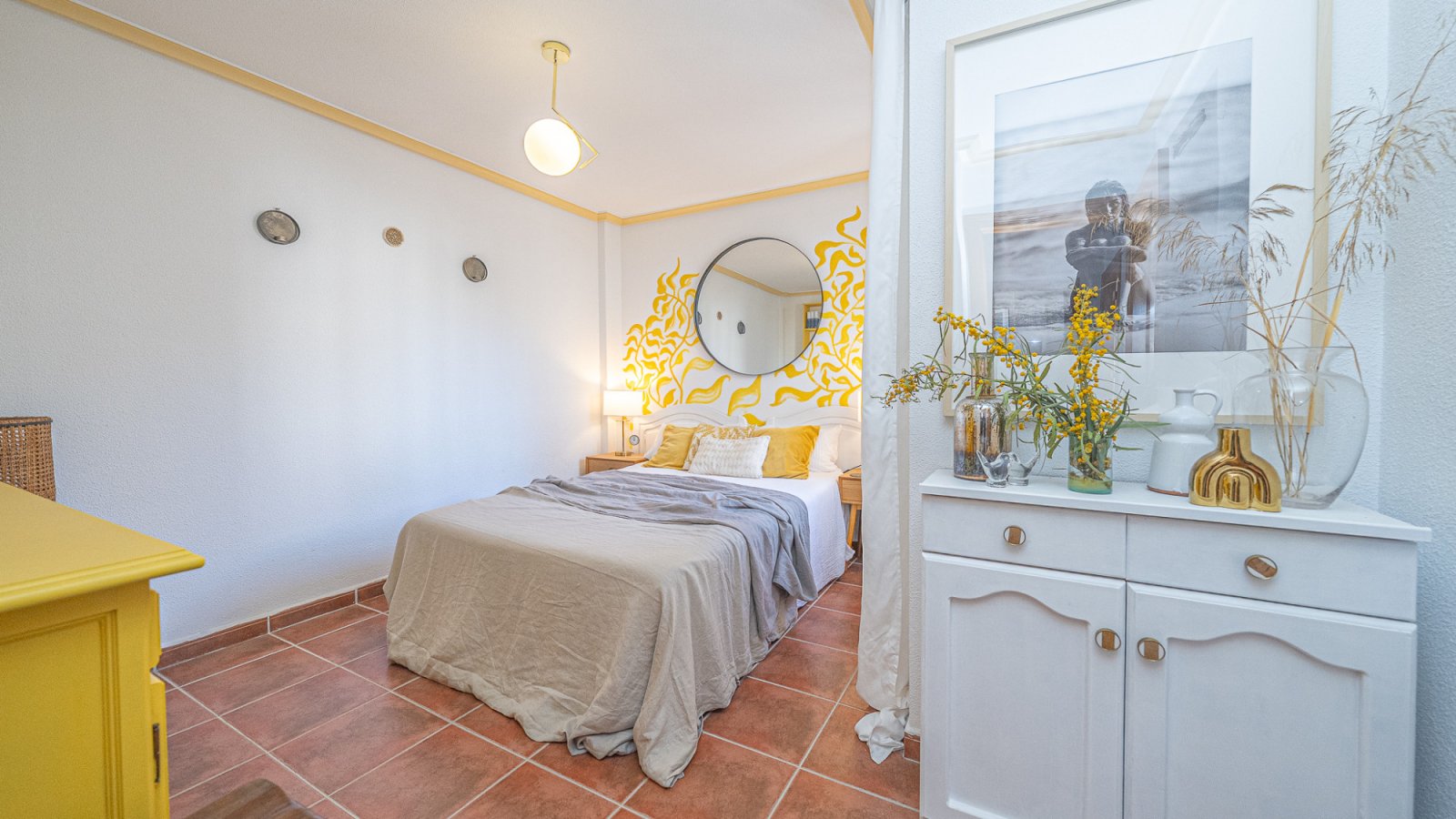 Makelloses Reihenhaus in Las Chismosas, einer idealen Lage zwischen La Florida und Playa Flamenca. Dieses gepflegte Zuhause bietet beim Betr