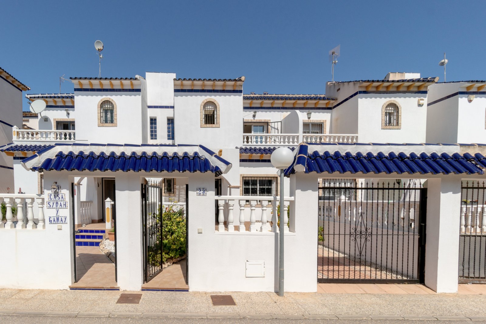 Makelloses Reihenhaus in Las Chismosas, einer idealen Lage zwischen La Florida und Playa Flamenca. Dieses gepflegte Zuhause bietet beim Betr