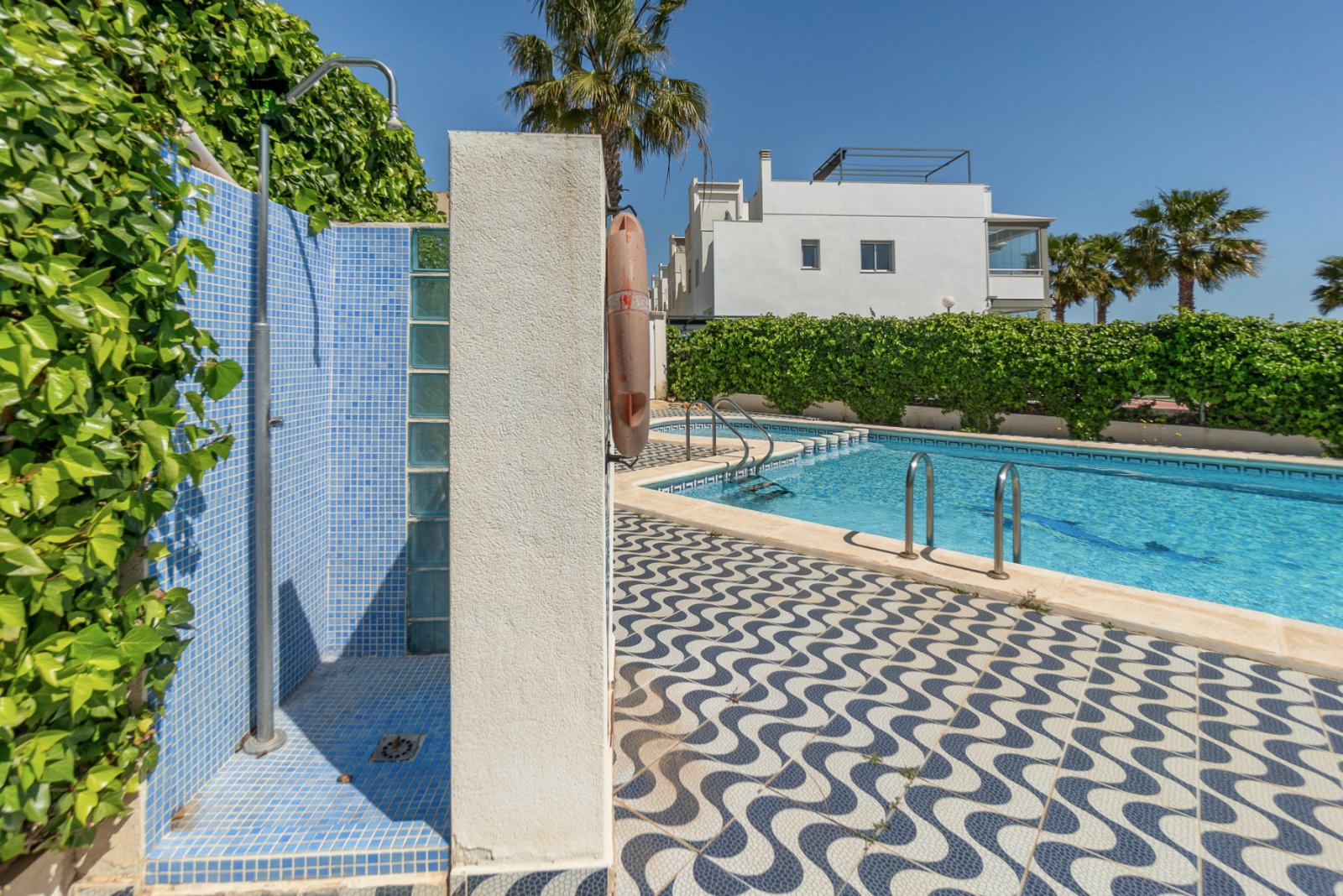 Makelloses Reihenhaus in Las Chismosas, einer idealen Lage zwischen La Florida und Playa Flamenca. Dieses gepflegte Zuhause bietet beim Betr