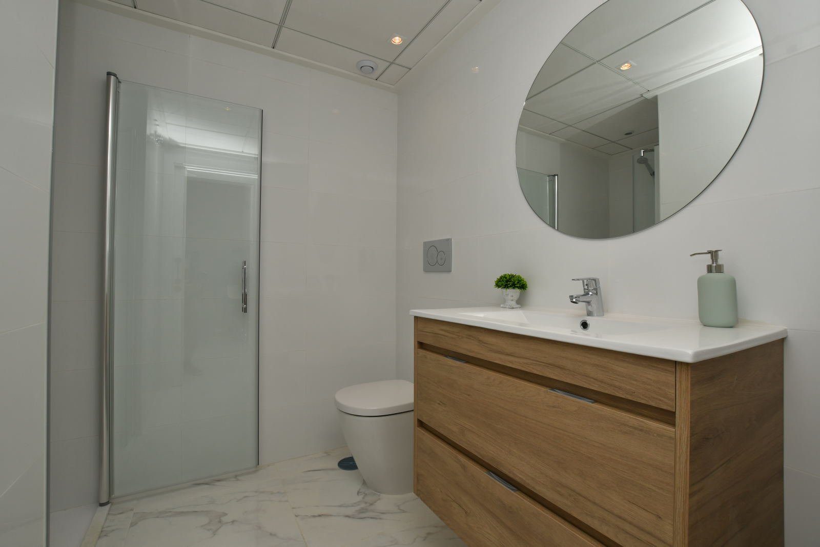 In der charmanten Stadt San Miguel de Salinas gelegen, bietet diese Wohnanlage eine einzigartige Gelegenheit, das Leben an der Costa Blanca zu genieß