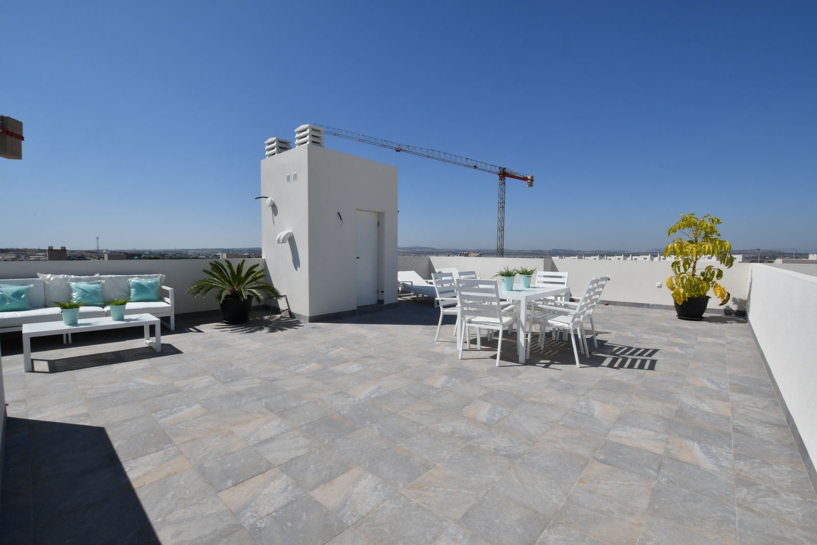 In der charmanten Stadt San Miguel de Salinas gelegen, bietet diese Wohnanlage eine einzigartige Gelegenheit, das Leben an der Costa Blanca zu genieß