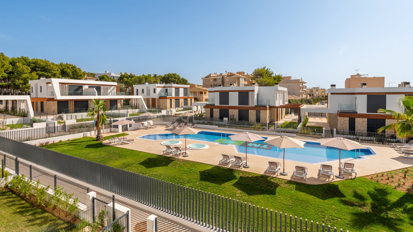 Luz de Cala Ratjada ist ein luxuriöses Wohnprojekt im östlichsten Teil der Insel Mallorca, in der Gemeinde Cala Rajtada und in einer einzigartigen Um