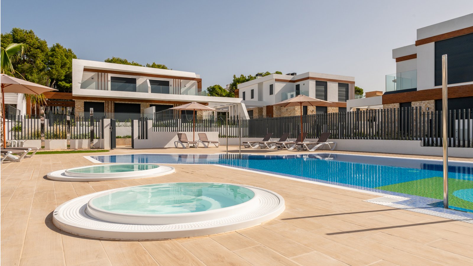 Luz de Cala Ratjada ist ein luxuriöses Wohnprojekt im östlichsten Teil der Insel Mallorca, in der Gemeinde Cala Rajtada und in einer einzigartigen Um