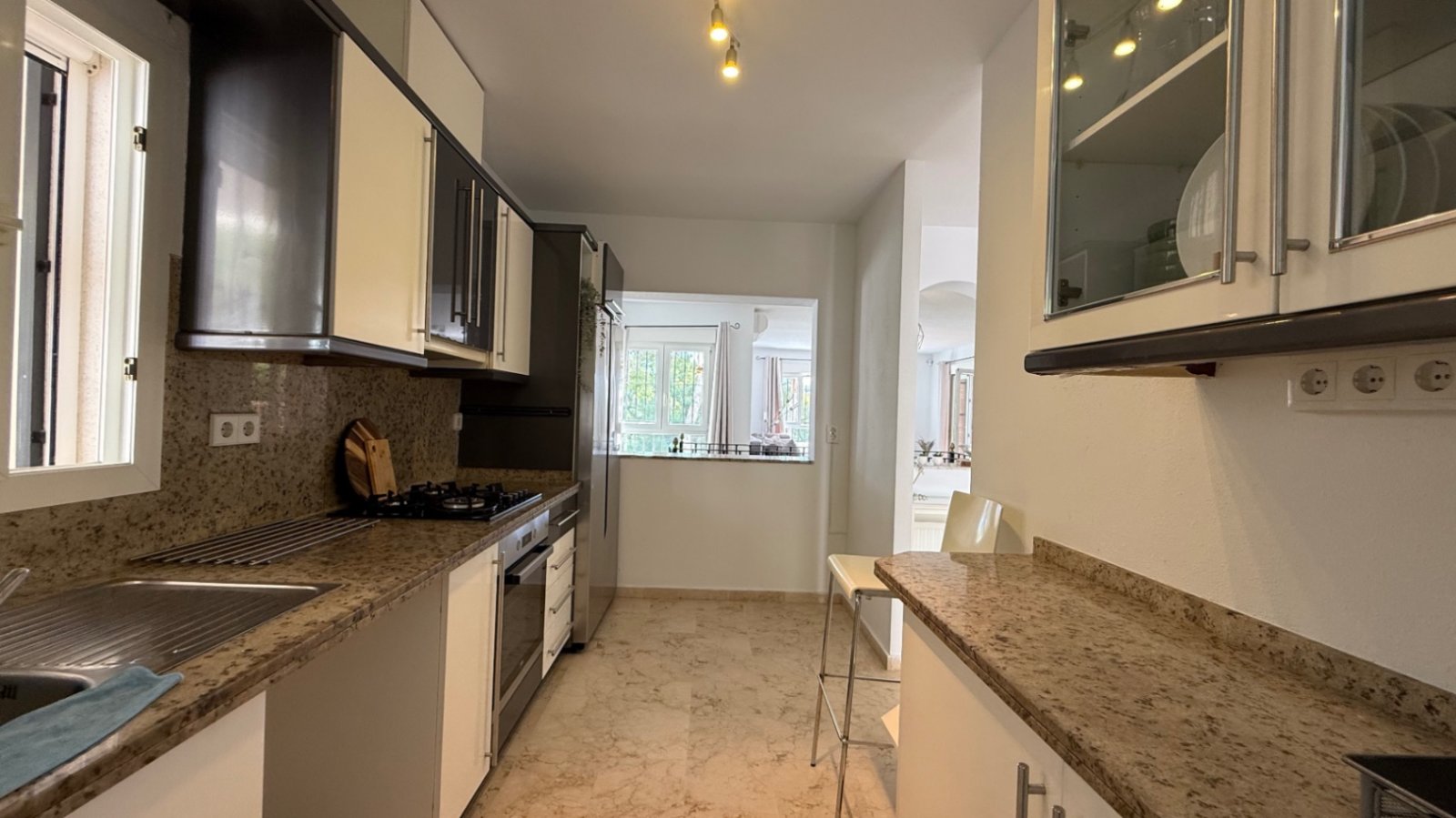 Große freistehende Villa mit 4 Schlafzimmern, 2 Bädern in erster Reihe zum Las Ramblas Golfplatz.
Diese sehr gut gepflegte Villa verfügt au