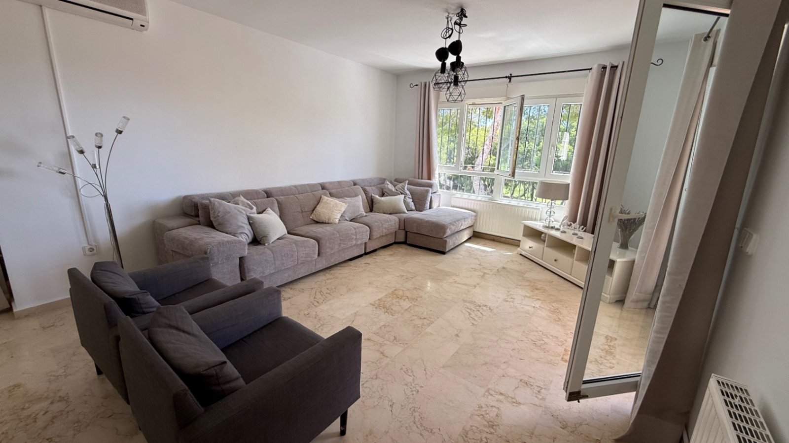 Große freistehende Villa mit 4 Schlafzimmern, 2 Bädern in erster Reihe zum Las Ramblas Golfplatz.
Diese sehr gut gepflegte Villa verfügt au