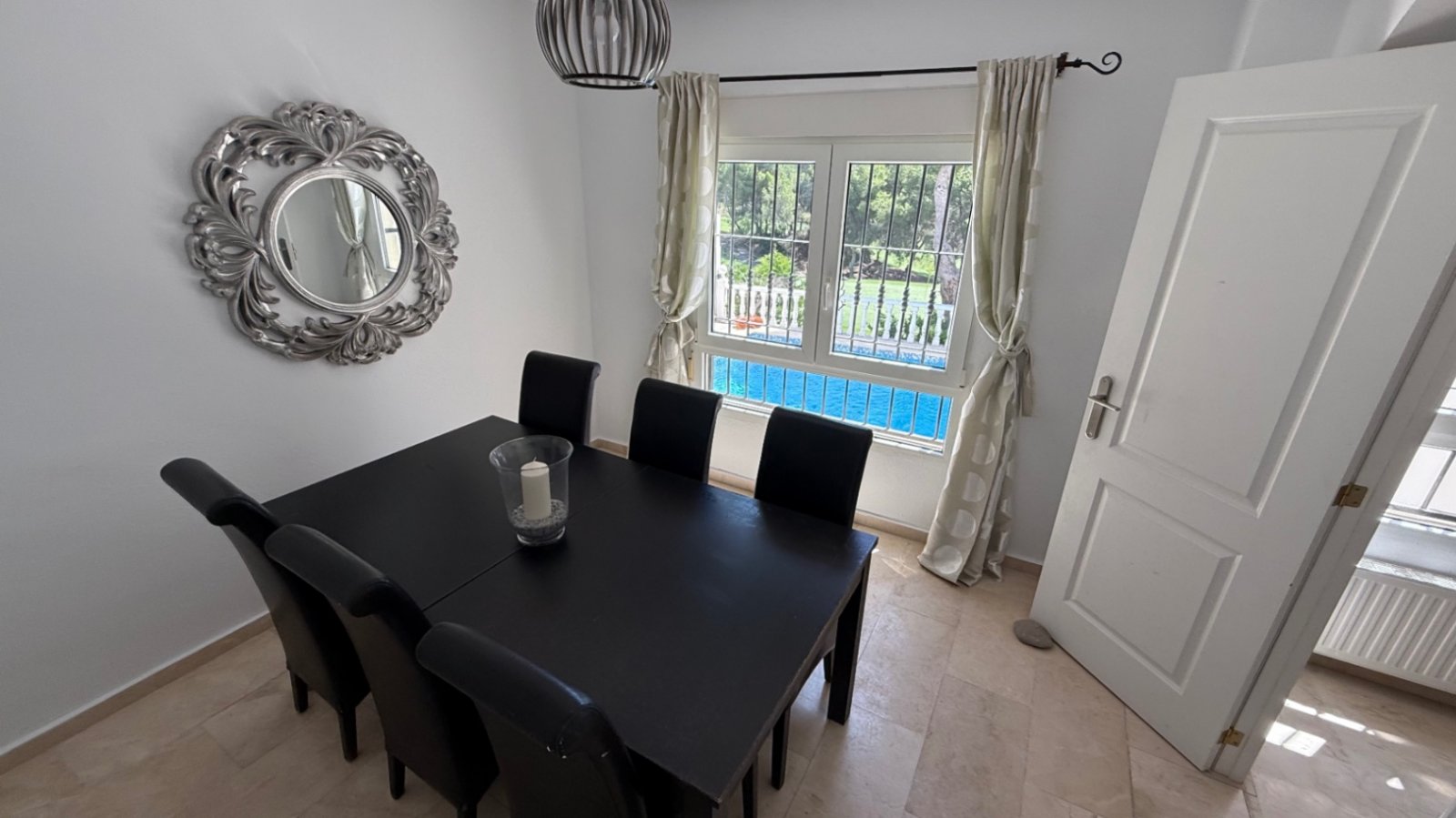 Große freistehende Villa mit 4 Schlafzimmern, 2 Bädern in erster Reihe zum Las Ramblas Golfplatz.
Diese sehr gut gepflegte Villa verfügt au