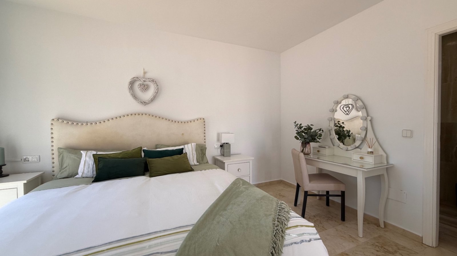Große freistehende Villa mit 4 Schlafzimmern, 2 Bädern in erster Reihe zum Las Ramblas Golfplatz.
Diese sehr gut gepflegte Villa verfügt au