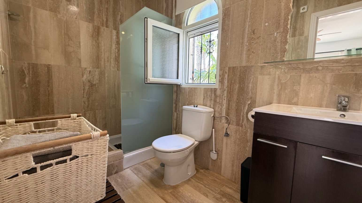 Große freistehende Villa mit 4 Schlafzimmern, 2 Bädern in erster Reihe zum Las Ramblas Golfplatz.
Diese sehr gut gepflegte Villa verfügt au