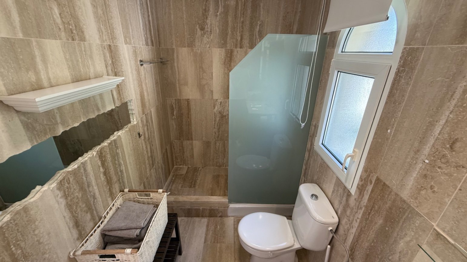 Große freistehende Villa mit 4 Schlafzimmern, 2 Bädern in erster Reihe zum Las Ramblas Golfplatz.
Diese sehr gut gepflegte Villa verfügt au