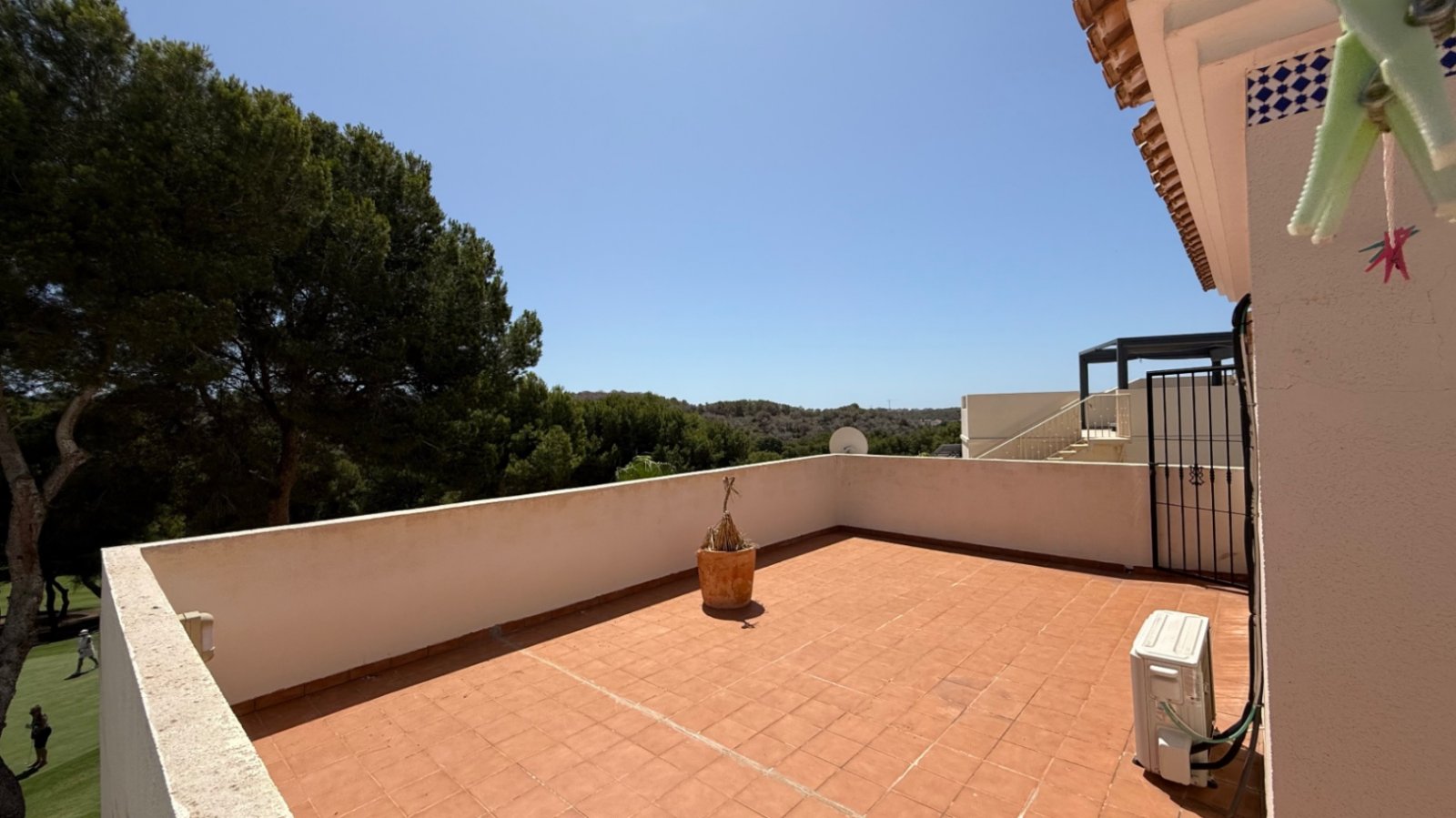 Große freistehende Villa mit 4 Schlafzimmern, 2 Bädern in erster Reihe zum Las Ramblas Golfplatz.
Diese sehr gut gepflegte Villa verfügt au