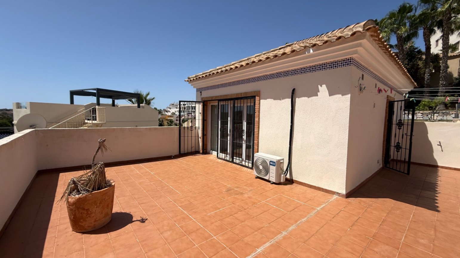 Große freistehende Villa mit 4 Schlafzimmern, 2 Bädern in erster Reihe zum Las Ramblas Golfplatz.
Diese sehr gut gepflegte Villa verfügt au