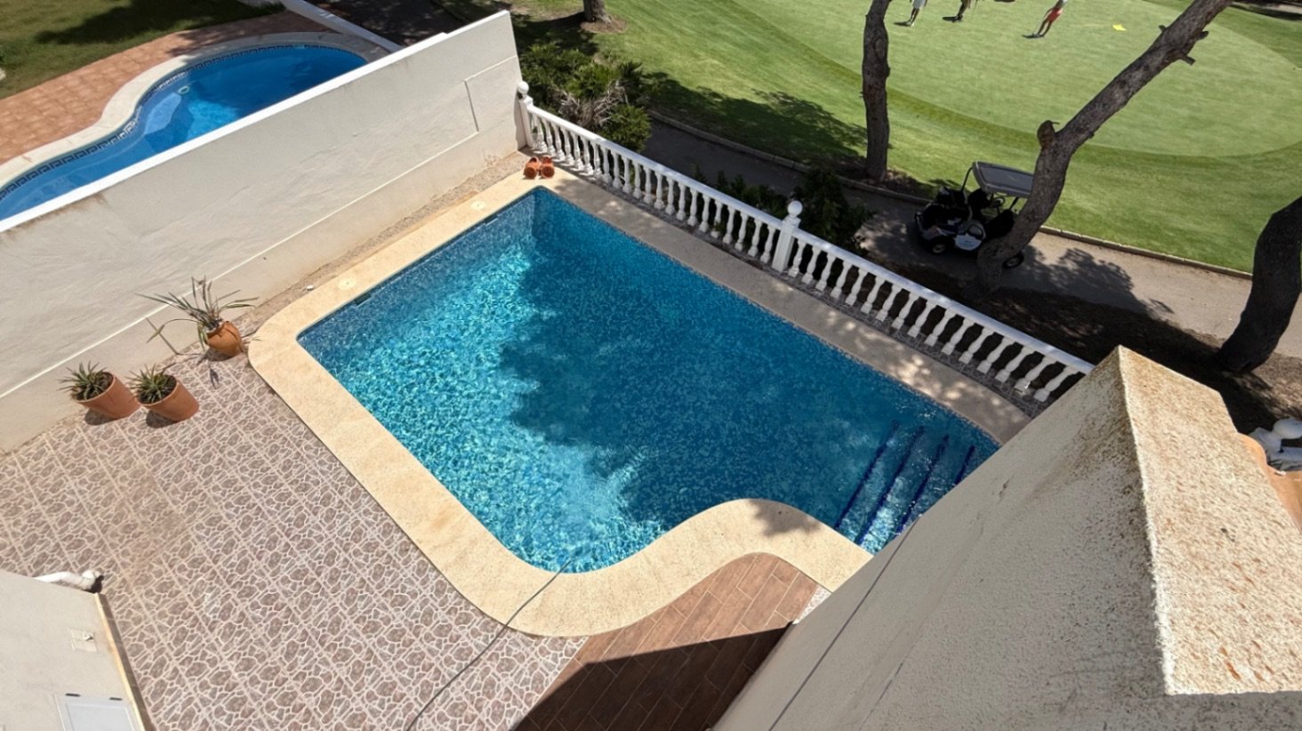 Große freistehende Villa mit 4 Schlafzimmern, 2 Bädern in erster Reihe zum Las Ramblas Golfplatz.
Diese sehr gut gepflegte Villa verfügt au