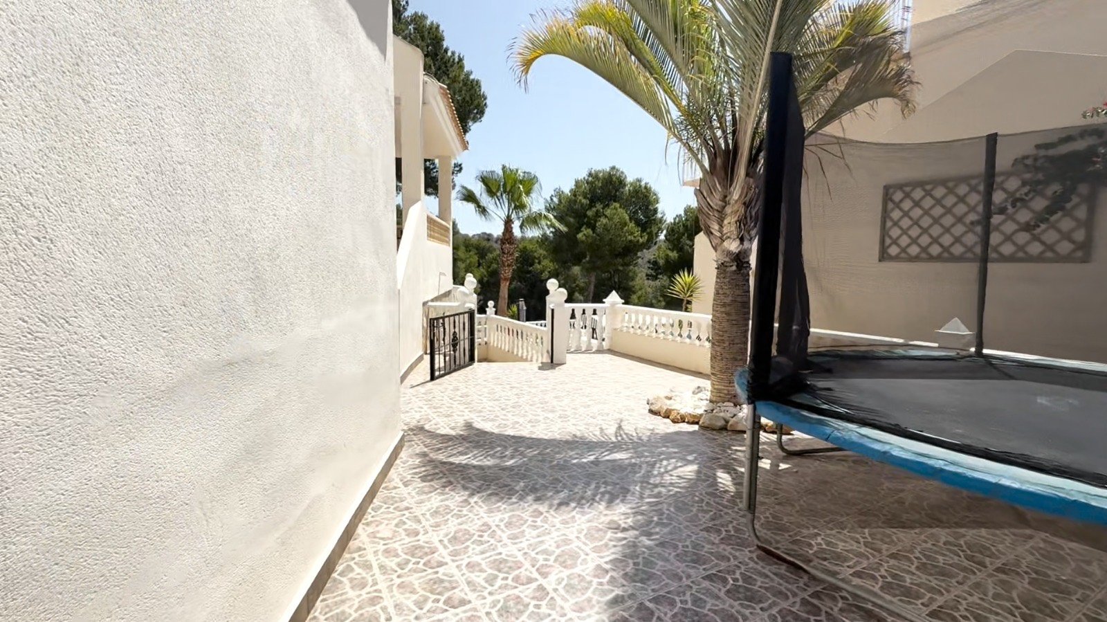 Große freistehende Villa mit 4 Schlafzimmern, 2 Bädern in erster Reihe zum Las Ramblas Golfplatz.
Diese sehr gut gepflegte Villa verfügt au