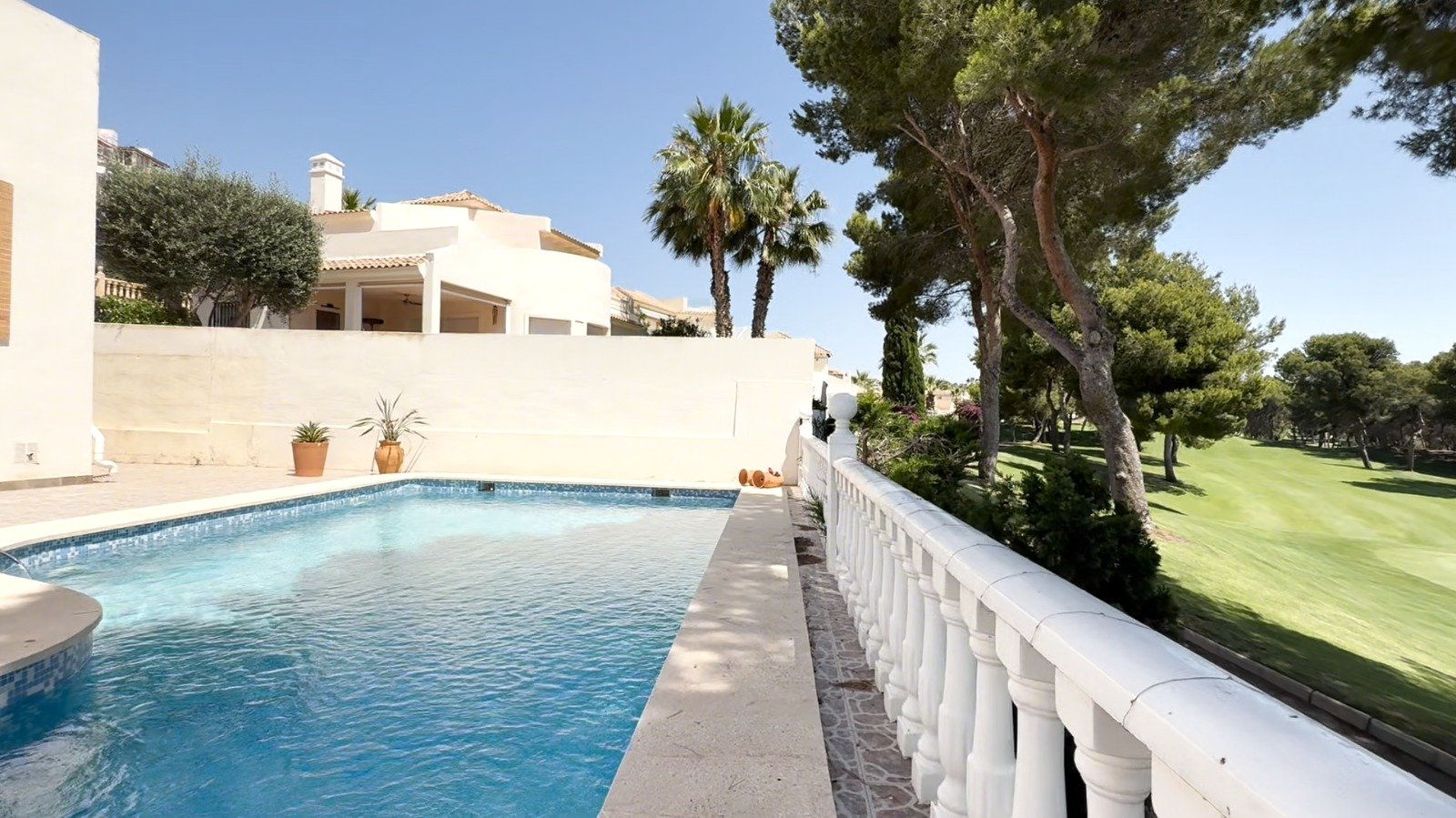 Große freistehende Villa mit 4 Schlafzimmern, 2 Bädern in erster Reihe zum Las Ramblas Golfplatz.
Diese sehr gut gepflegte Villa verfügt au