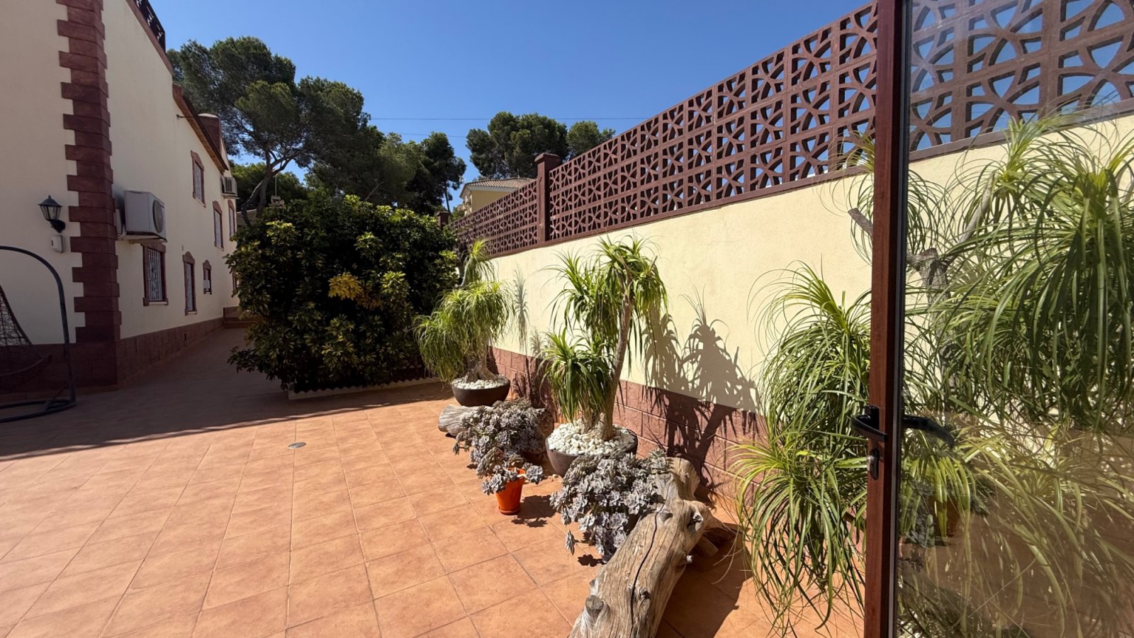 Makellose 7-Schlafzimmer-Villa mit Salzwasserpool in Los Balcones

Entdecken Sie diese außergewöhnliche, komplett renovier