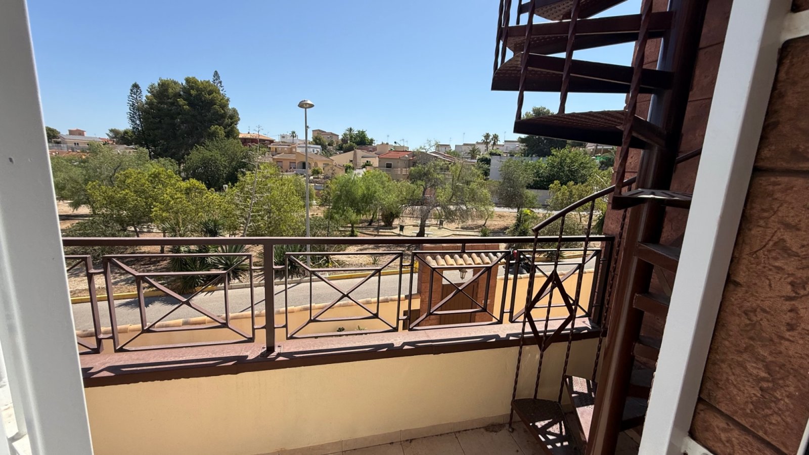 Makellose 7-Schlafzimmer-Villa mit Salzwasserpool in Los Balcones

Entdecken Sie diese außergewöhnliche, komplett renovier