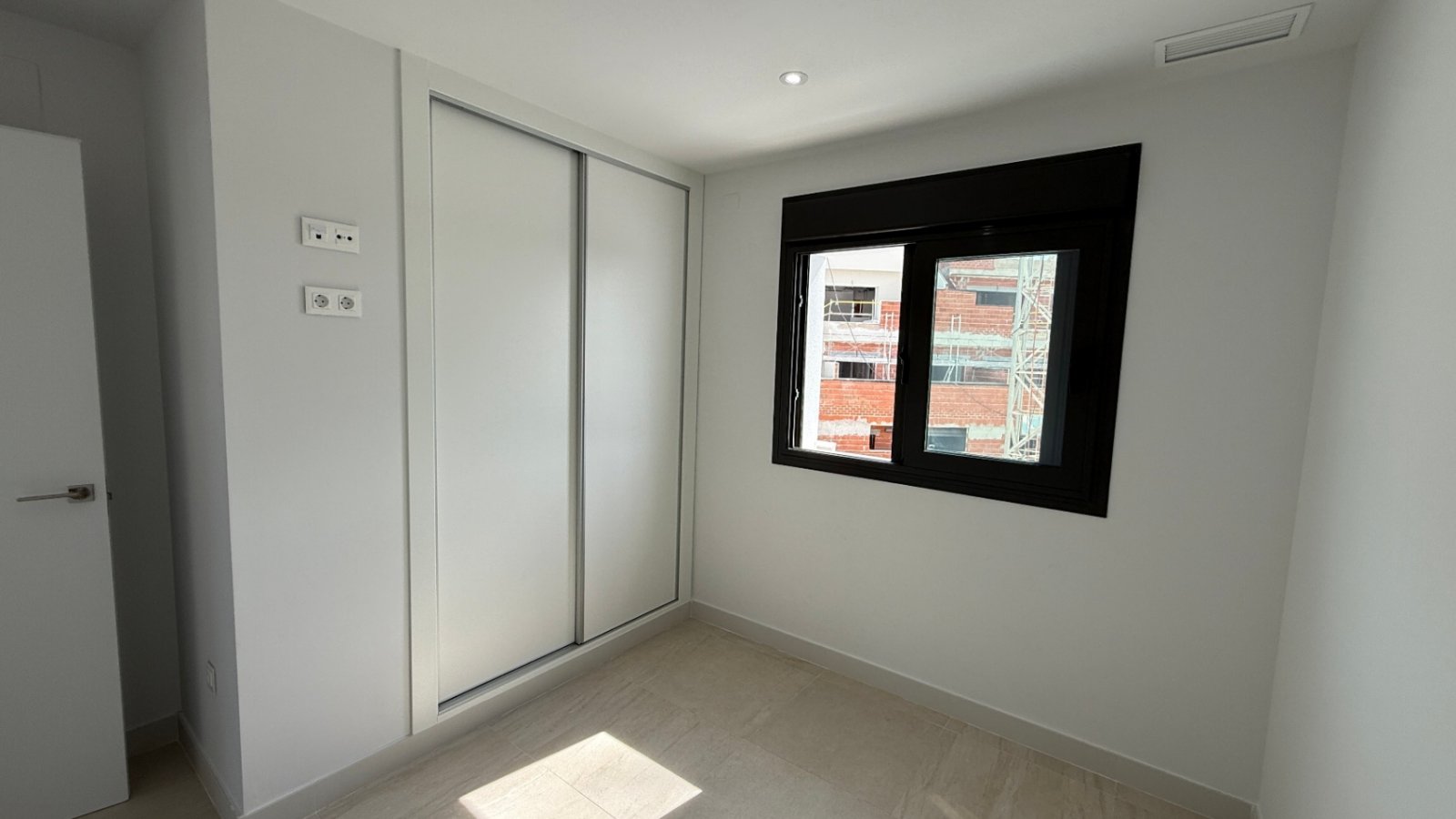 In der faszinierenden Stadt Torrevieja gelegen, verspricht dieses moderne Apartment der ideale Rückzugsort für diejenigen zu sein, die einen komforta