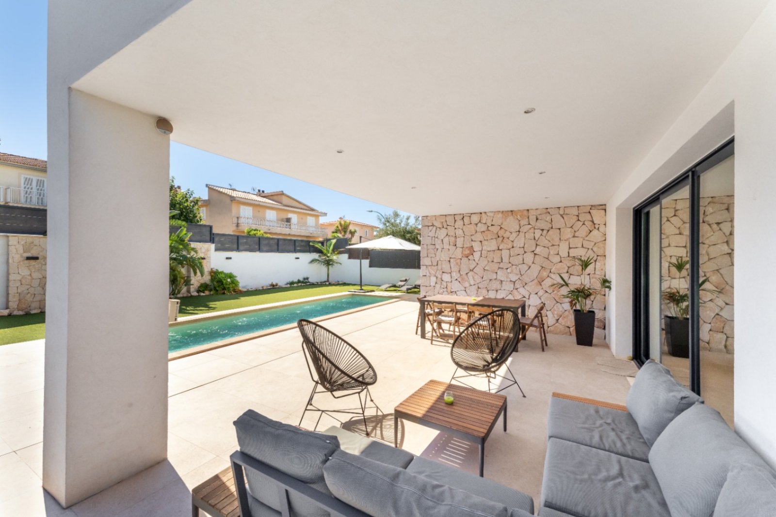 Moderne neu gebaute Villa in Marratxí, nur wenige Minuten vom Zentrum von Palma entfernt. 2021 auf einem Grundstück von etwa 600 m² erbaut. Die Räume