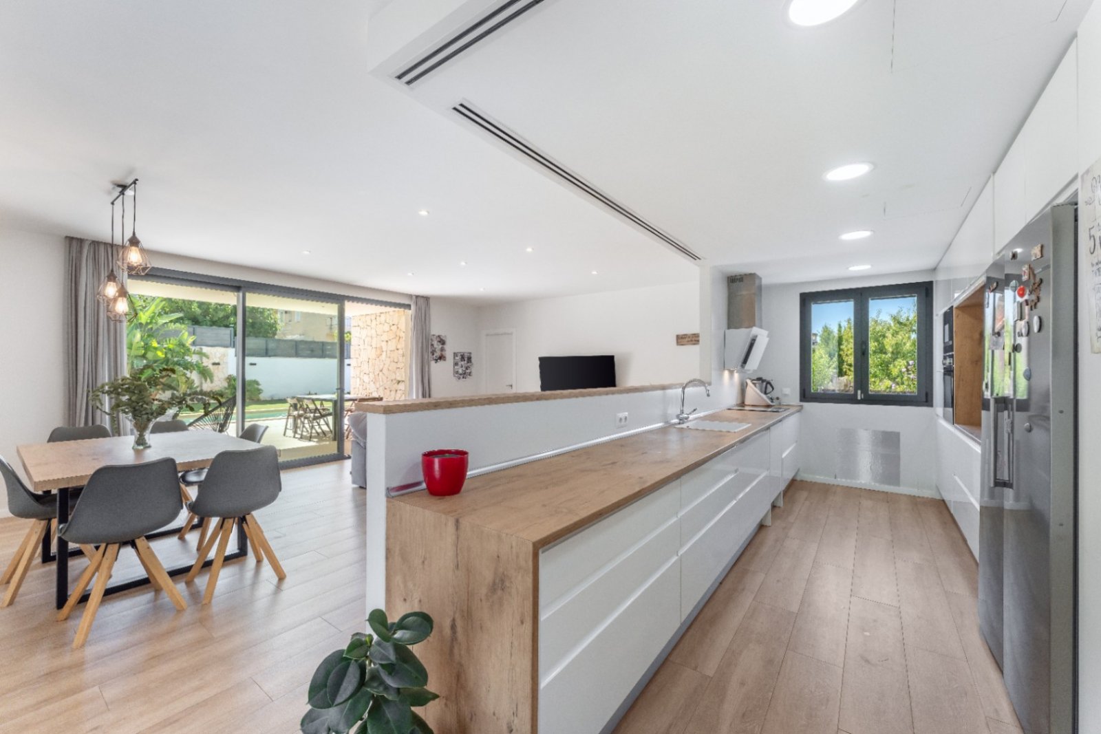 Moderne neu gebaute Villa in Marratxí, nur wenige Minuten vom Zentrum von Palma entfernt. 2021 auf einem Grundstück von etwa 600 m² erbaut. Die Räume