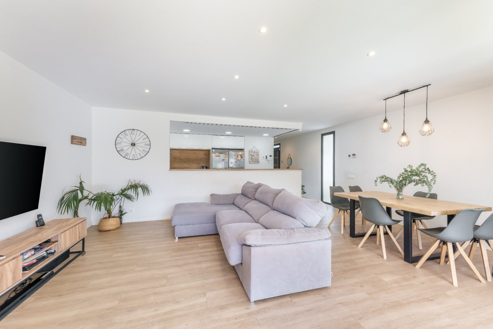 Moderne neu gebaute Villa in Marratxí, nur wenige Minuten vom Zentrum von Palma entfernt. 2021 auf einem Grundstück von etwa 600 m² erbaut. Die Räume