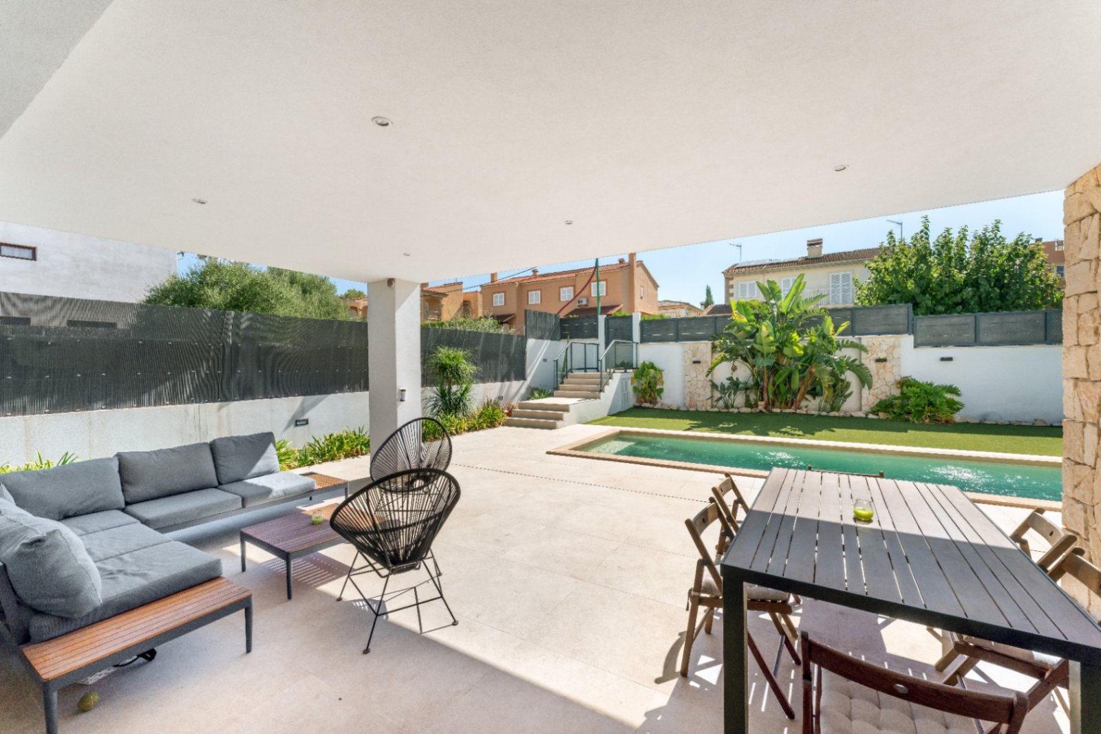 Moderne neu gebaute Villa in Marratxí, nur wenige Minuten vom Zentrum von Palma entfernt. 2021 auf einem Grundstück von etwa 600 m² erbaut. Die Räume