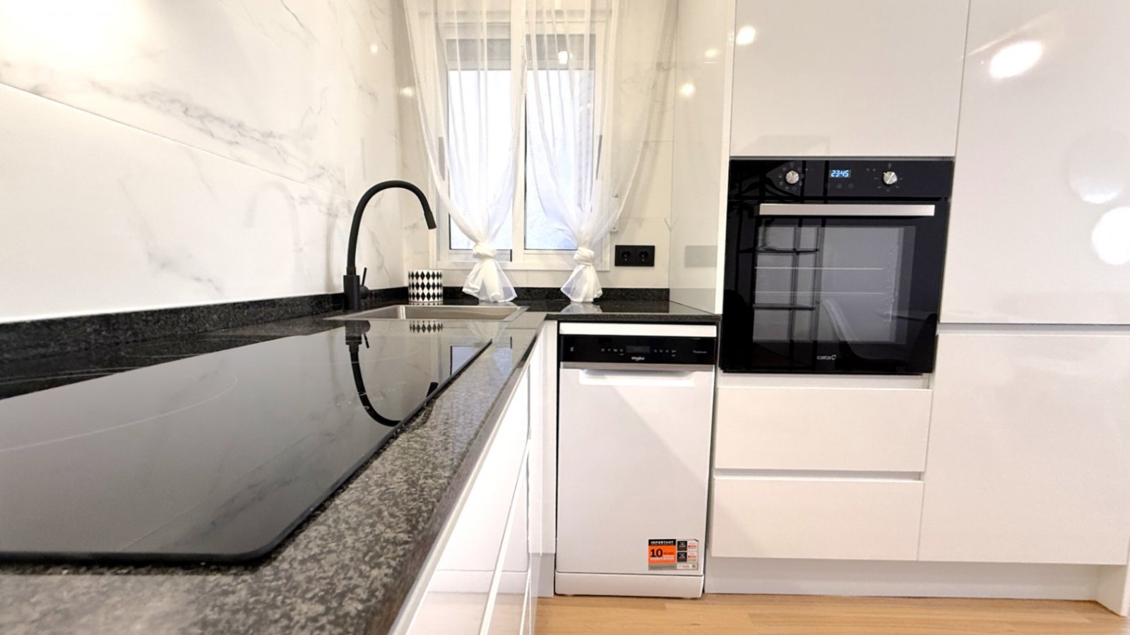 Entdecken Sie diese wunderschön komplett renovierte 2-Zimmer, 1-Badezimmer Wohnung in der Calle Villa Madrid, Torrevieja, nur einen kurzen Spaziergan
