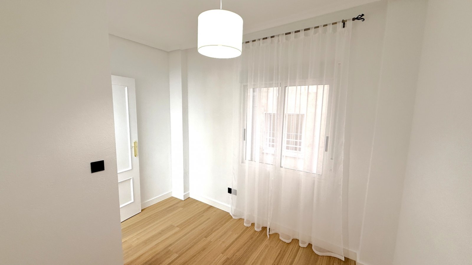 Entdecken Sie diese wunderschön komplett renovierte 2-Zimmer, 1-Badezimmer Wohnung in der Calle Villa Madrid, Torrevieja, nur einen kurzen Spaziergan