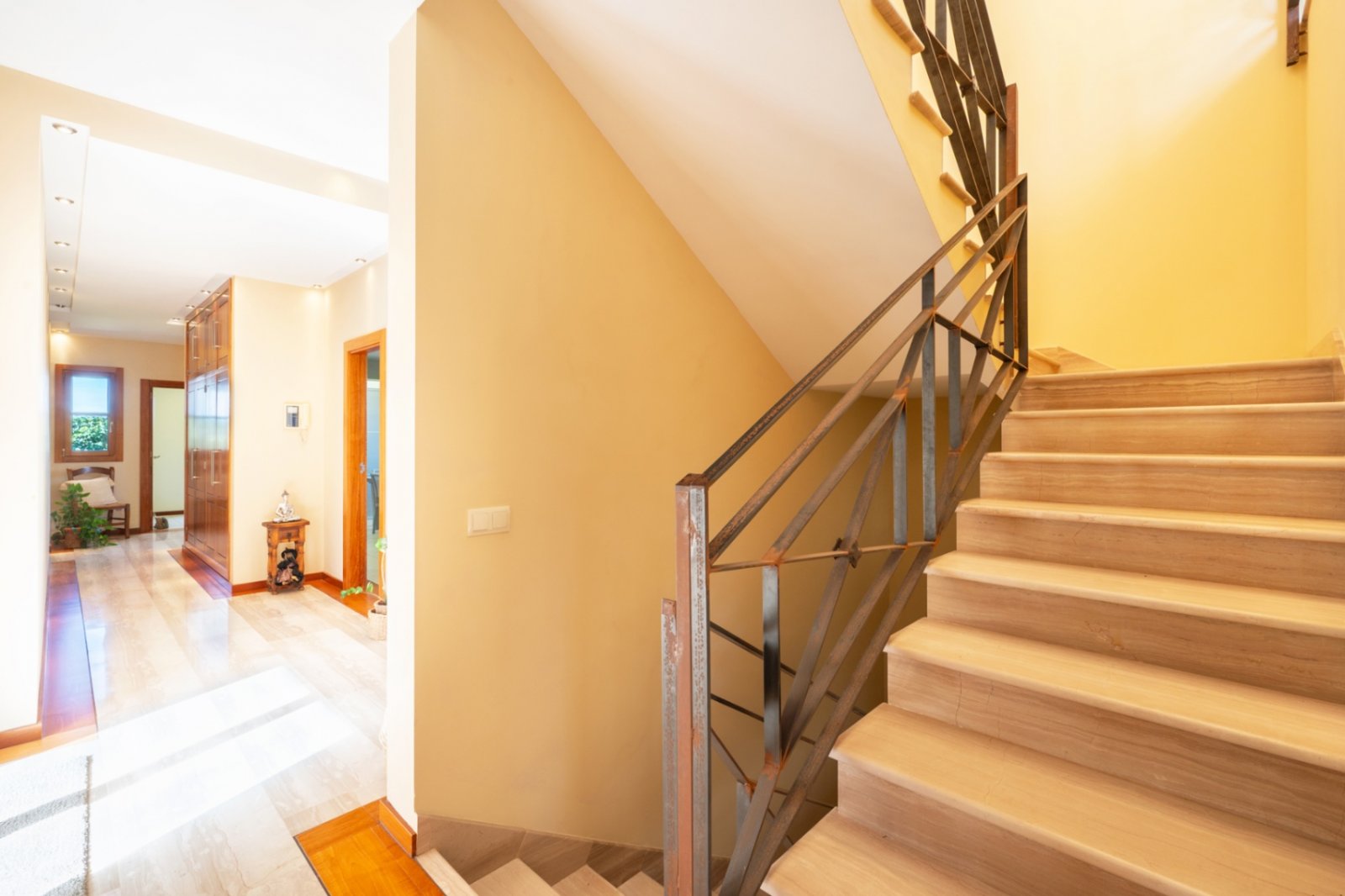 Dieses geräumige Zuhause verfügt über 5 Schlafzimmer und 3 Badezimmer und bietet atemberaubende Bergblicke von jeder Ebene.
Die Immobilie i