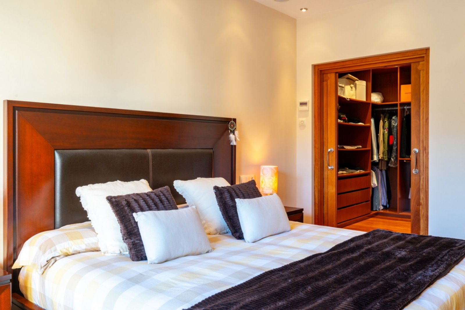 Dieses geräumige Zuhause verfügt über 5 Schlafzimmer und 3 Badezimmer und bietet atemberaubende Bergblicke von jeder Ebene.
Die Immobilie i