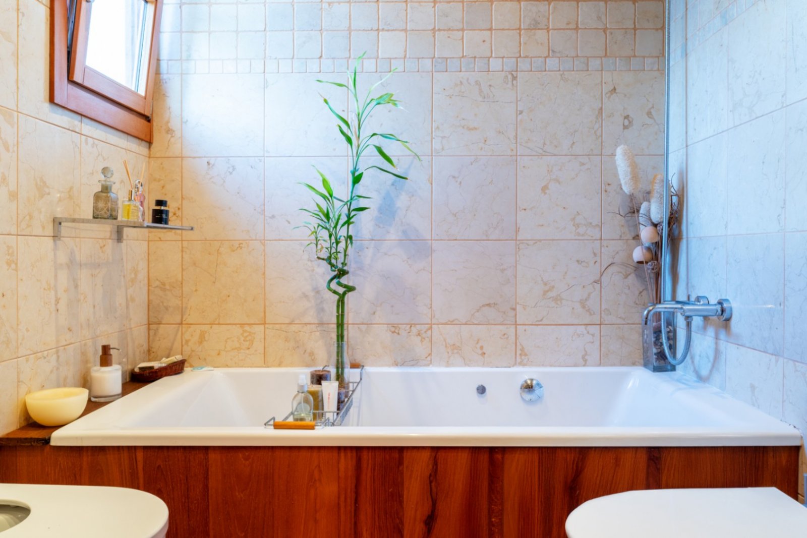 Dieses geräumige Zuhause verfügt über 5 Schlafzimmer und 3 Badezimmer und bietet atemberaubende Bergblicke von jeder Ebene.
Die Immobilie i