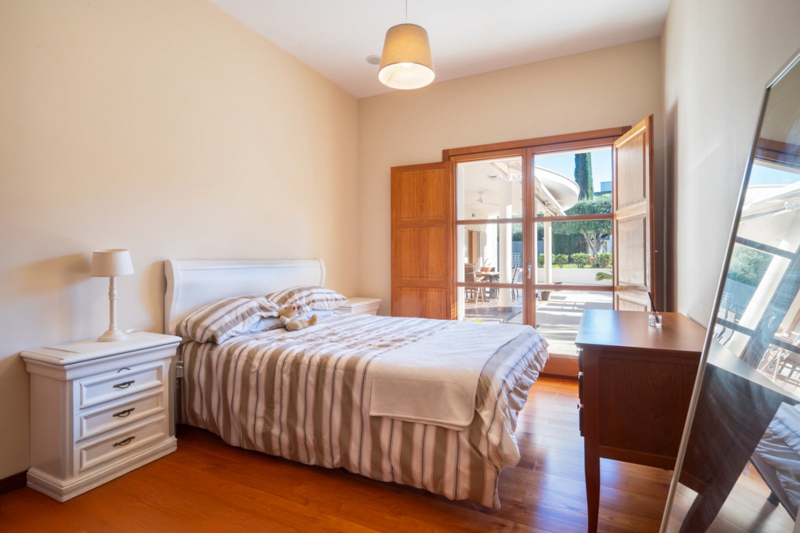 Dieses geräumige Zuhause verfügt über 5 Schlafzimmer und 3 Badezimmer und bietet atemberaubende Bergblicke von jeder Ebene.
Die Immobilie i