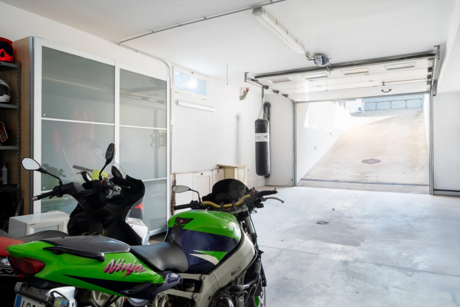Dieses geräumige Zuhause verfügt über 5 Schlafzimmer und 3 Badezimmer und bietet atemberaubende Bergblicke von jeder Ebene.
Die Immobilie i