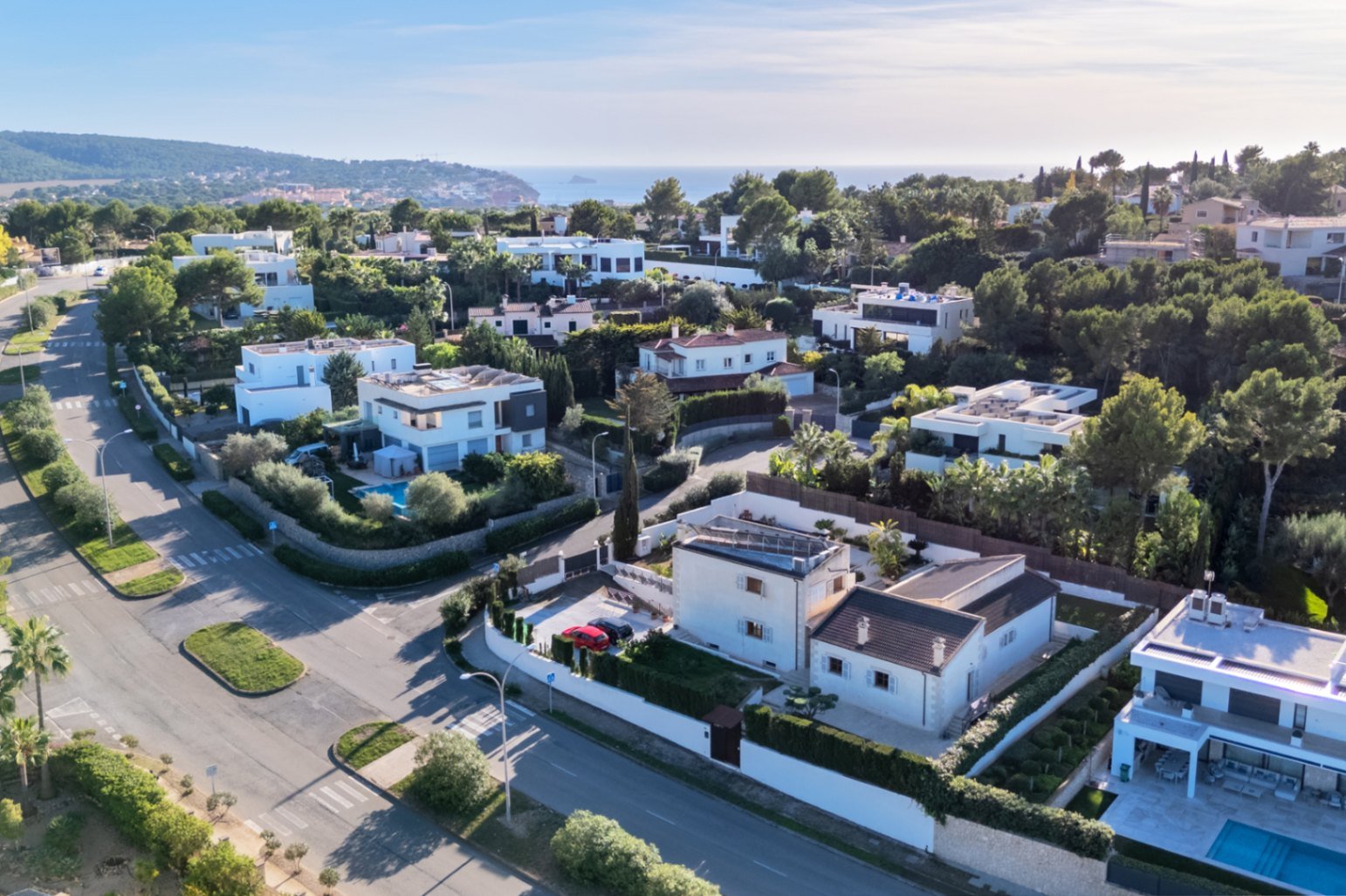 Dieses geräumige Zuhause verfügt über 5 Schlafzimmer und 3 Badezimmer und bietet atemberaubende Bergblicke von jeder Ebene.
Die Immobilie i