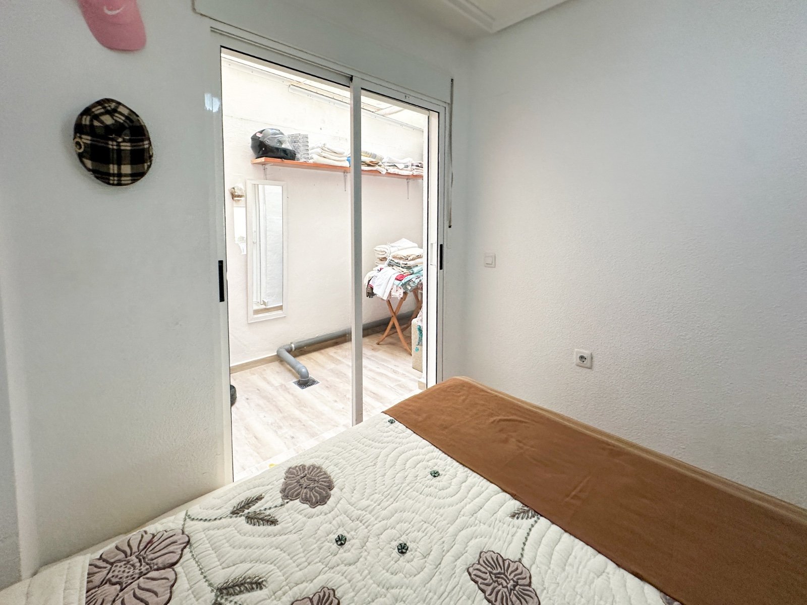  Nur eine Straße vom beliebten Playa del Cura entfernt, bietet diese wunderschön präsentierte Immobilie mit 2 Schlafzimmern und 1 Badezimmer die perfe