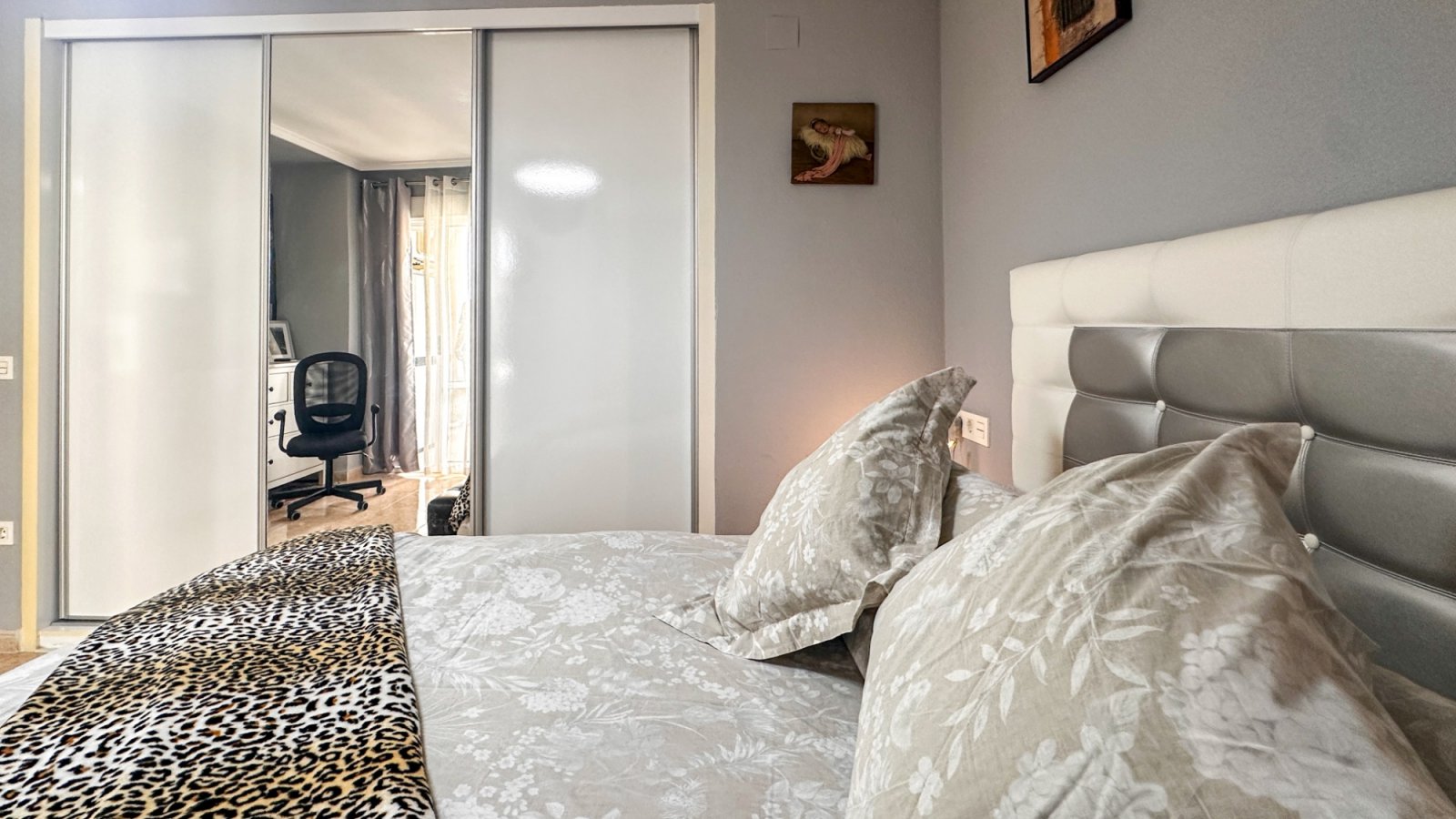 Dieses atemberaubende, komplett renovierte Apartment mit 3 Schlafzimmern und 2 Bädern im Herzen von Torrevieja verkörpert modernen Luxus.
&am