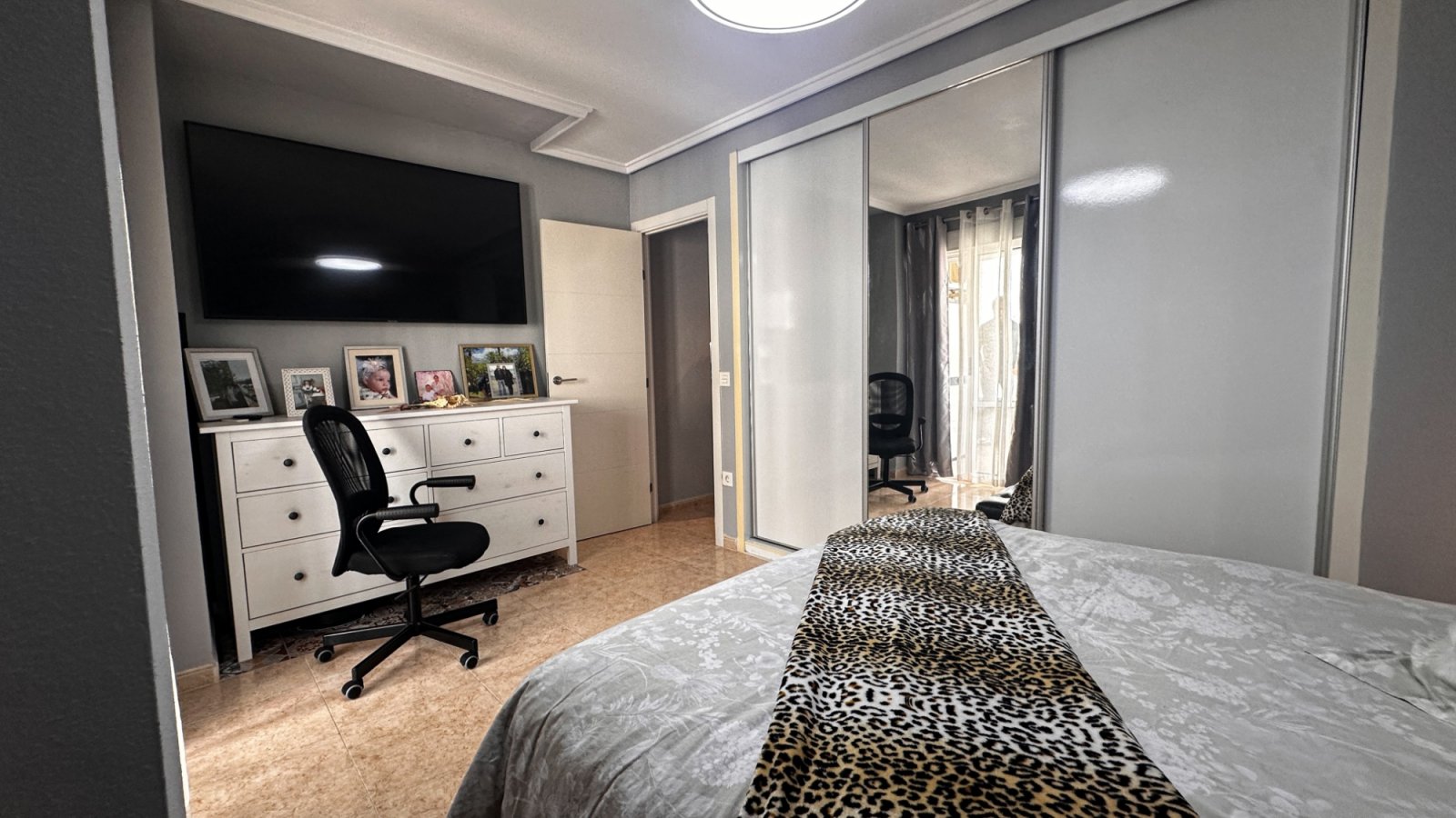 Dieses atemberaubende, komplett renovierte Apartment mit 3 Schlafzimmern und 2 Bädern im Herzen von Torrevieja verkörpert modernen Luxus.
&am
