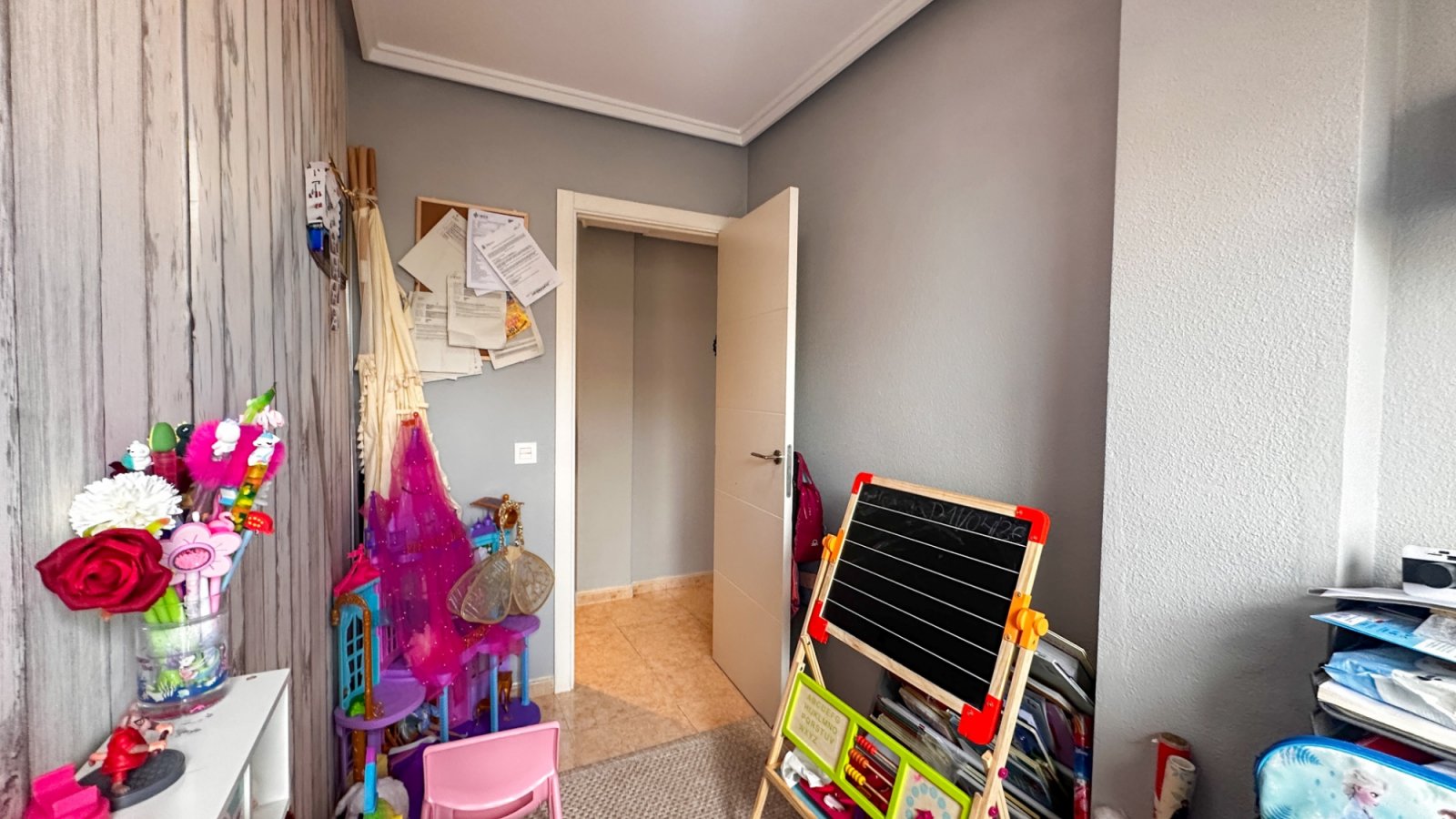 Dieses atemberaubende, komplett renovierte Apartment mit 3 Schlafzimmern und 2 Bädern im Herzen von Torrevieja verkörpert modernen Luxus.
&am