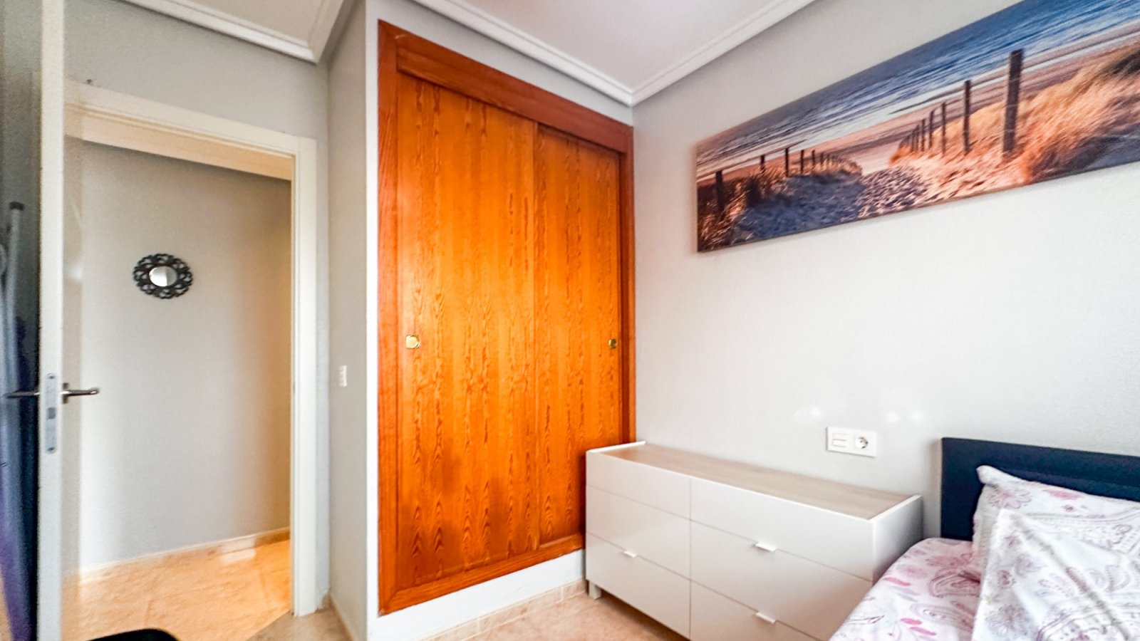 Dieses atemberaubende, komplett renovierte Apartment mit 3 Schlafzimmern und 2 Bädern im Herzen von Torrevieja verkörpert modernen Luxus.
&am