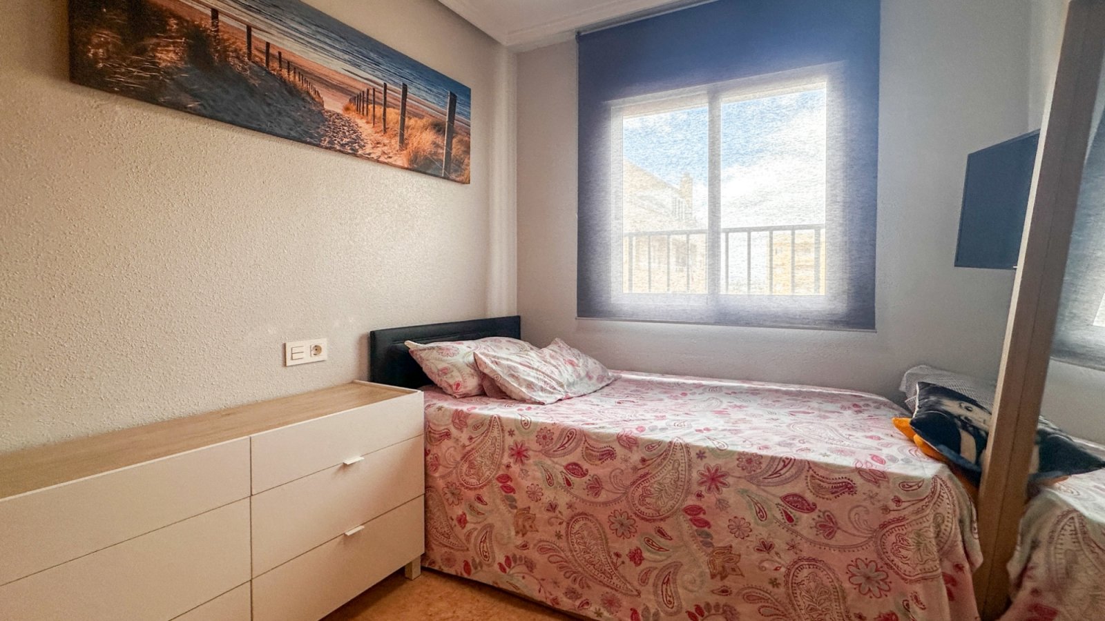 Dieses atemberaubende, komplett renovierte Apartment mit 3 Schlafzimmern und 2 Bädern im Herzen von Torrevieja verkörpert modernen Luxus.
&am