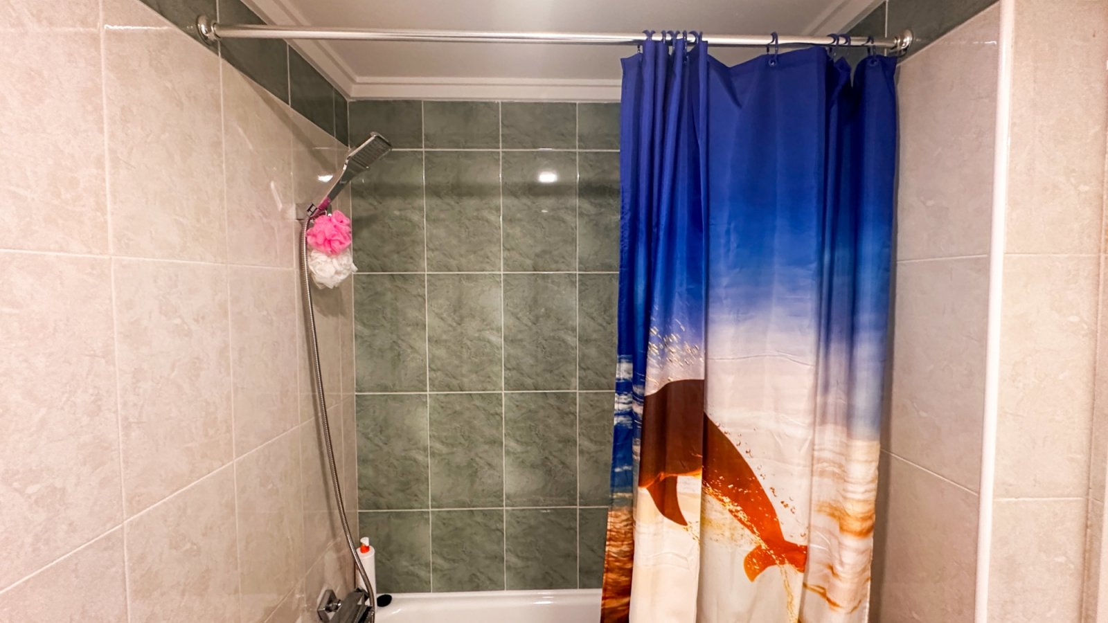 Dieses atemberaubende, komplett renovierte Apartment mit 3 Schlafzimmern und 2 Bädern im Herzen von Torrevieja verkörpert modernen Luxus.
&am
