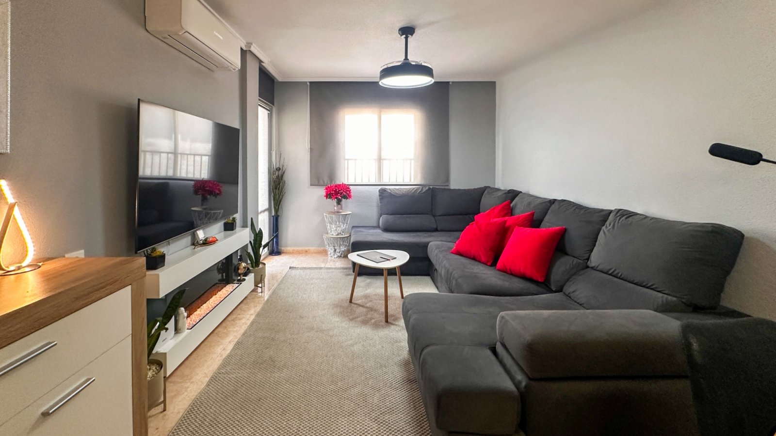 Dieses atemberaubende, komplett renovierte Apartment mit 3 Schlafzimmern und 2 Bädern im Herzen von Torrevieja verkörpert modernen Luxus.
&am