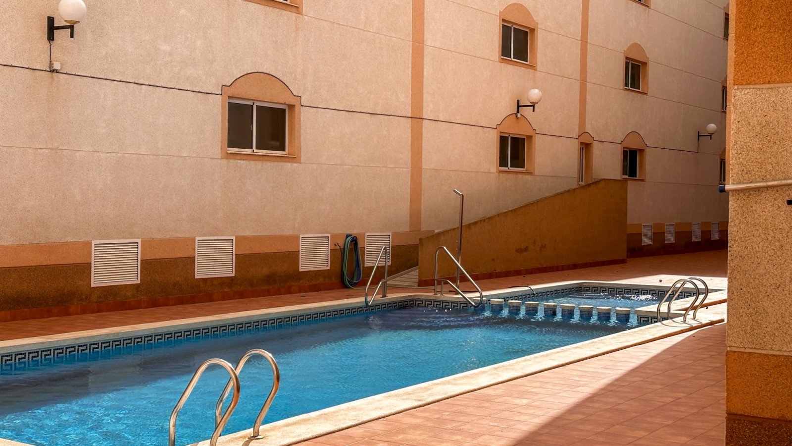 Dieses atemberaubende, komplett renovierte Apartment mit 3 Schlafzimmern und 2 Bädern im Herzen von Torrevieja verkörpert modernen Luxus.
&am