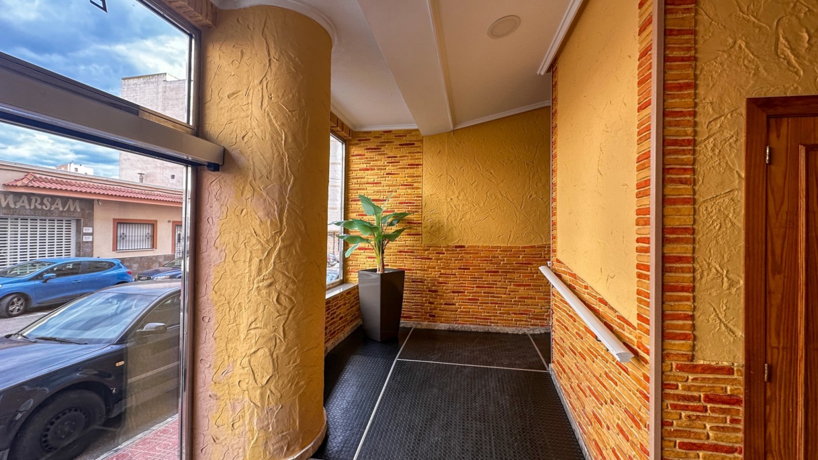 Dieses atemberaubende, komplett renovierte Apartment mit 3 Schlafzimmern und 2 Bädern im Herzen von Torrevieja verkörpert modernen Luxus.
&am